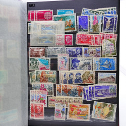 Vrac philatélique de timbres de France et tous pays en un carton.