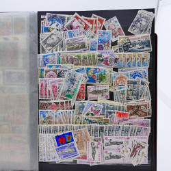 Vrac philatélique de timbres de France et tous pays en un carton.