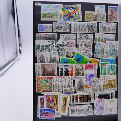 Vrac philatélique de timbres de France et tous pays en un carton.