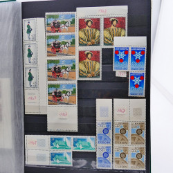Vrac philatélique de timbres de France et tous pays en un carton.