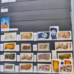 Vrac philatélique de timbres de France et tous pays en un carton.