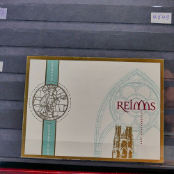 Vrac philatélique de timbres de France et tous pays en un carton.
