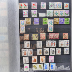 Vrac philatélique de timbres de France et tous pays en un carton.