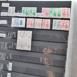 Vrac philatélique de timbres de France et tous pays en un carton.