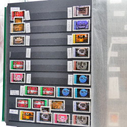 Vrac philatélique de timbres de France et tous pays en un carton.
