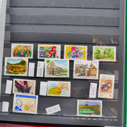Vrac philatélique de timbres de France et tous pays en un carton.