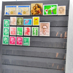 Vrac philatélique de timbres de France et tous pays en un carton.