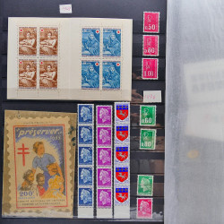 Vrac philatélique de timbres de France et tous pays en un carton.