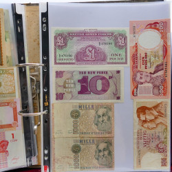 Collection billets de banque tous pays neufs et anciens en un album.