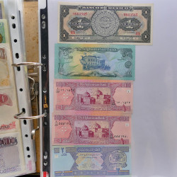 Collection billets de banque tous pays neufs et anciens en un album.