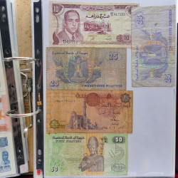 Collection billets de banque tous pays neufs et anciens en un album.
