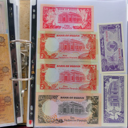 Collection billets de banque tous pays neufs et anciens en un album.