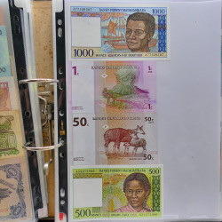 Collection billets de banque tous pays neufs et anciens en un album.