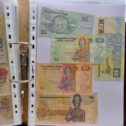 Collection billets de banque tous pays neufs et anciens en un album.