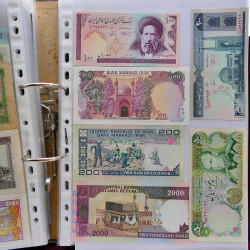 Collection billets de banque tous pays neufs et anciens en un album.