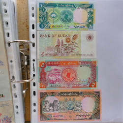 Collection billets de banque tous pays neufs et anciens en un album.