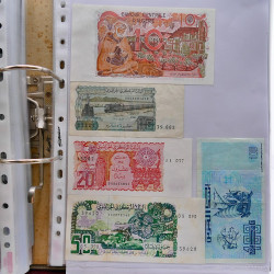 Collection billets de banque tous pays neufs et anciens en un album.