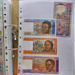 Collection billets de banque tous pays neufs et anciens en un album.