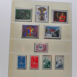 Collection timbres de France 1965-1974 neufs** en album Lindner.