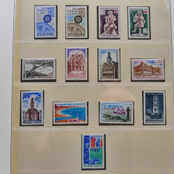 Collection timbres de France 1965-1974 neufs** en album Lindner.