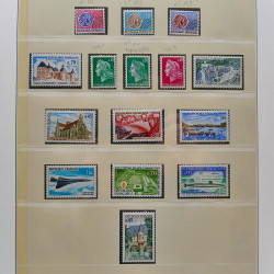 Collection timbres de France 1965-1974 neufs** en album Lindner.
