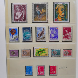 Collection timbres de France 1965-1974 neufs** en album Lindner.