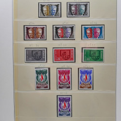 Collection timbres de France 1965-1974 neufs** en album Lindner.