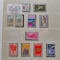 Collection timbres de France 1965-1974 neufs** en album Lindner.