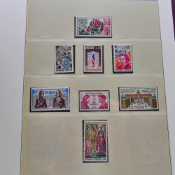 Collection timbres de France 1965-1974 neufs** en album Lindner.