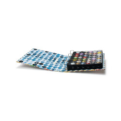 2 Albums pour collectioner 420 muselets de champagne.