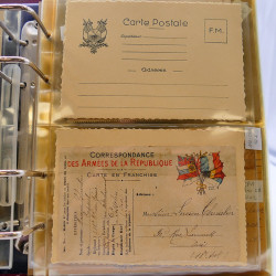 Lot d'entiers postaux et PAP de France en un album.