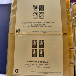 Lot d'entiers postaux et PAP de France en un album.