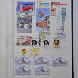 Lot massif de timbres de France et Europe neufs et oblitérés en 9 albums.