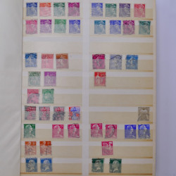 Lot massif de timbres de France et Europe neufs et oblitérés en 9 albums.