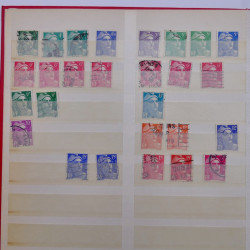 Lot massif de timbres de France et Europe neufs et oblitérés en 9 albums.