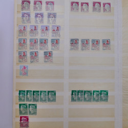 Lot massif de timbres de France et Europe neufs et oblitérés en 9 albums.