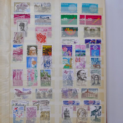 Lot massif de timbres de France et Europe neufs et oblitérés en 9 albums.