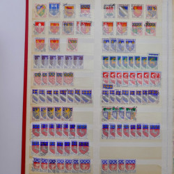 Lot massif de timbres de France et Europe neufs et oblitérés en 9 albums.