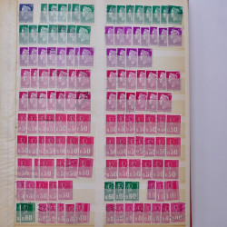 Lot massif de timbres de France et Europe neufs et oblitérés en 9 albums.