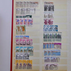 Lot massif de timbres de France et Europe neufs et oblitérés en 9 albums.