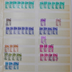 Lot massif de timbres de France et Europe neufs et oblitérés en 9 albums.