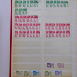 Lot massif de timbres de France et Europe neufs et oblitérés en 9 albums.