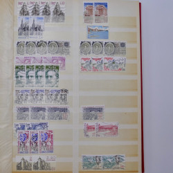 Lot massif de timbres de France et Europe neufs et oblitérés en 9 albums.