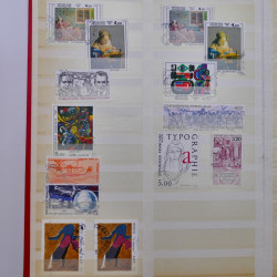 Lot massif de timbres de France et Europe neufs et oblitérés en 9 albums.
