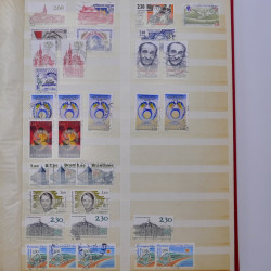 Lot massif de timbres de France et Europe neufs et oblitérés en 9 albums.