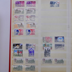 Lot massif de timbres de France et Europe neufs et oblitérés en 9 albums.