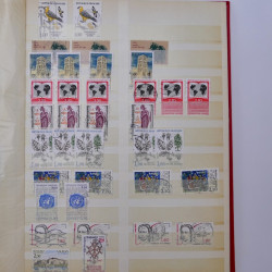 Lot massif de timbres de France et Europe neufs et oblitérés en 9 albums.