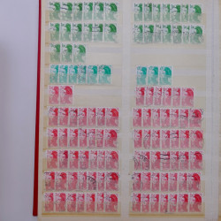 Lot massif de timbres de France et Europe neufs et oblitérés en 9 albums.