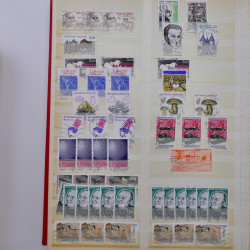 Lot massif de timbres de France et Europe neufs et oblitérés en 9 albums.