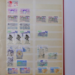 Lot massif de timbres de France et Europe neufs et oblitérés en 9 albums.